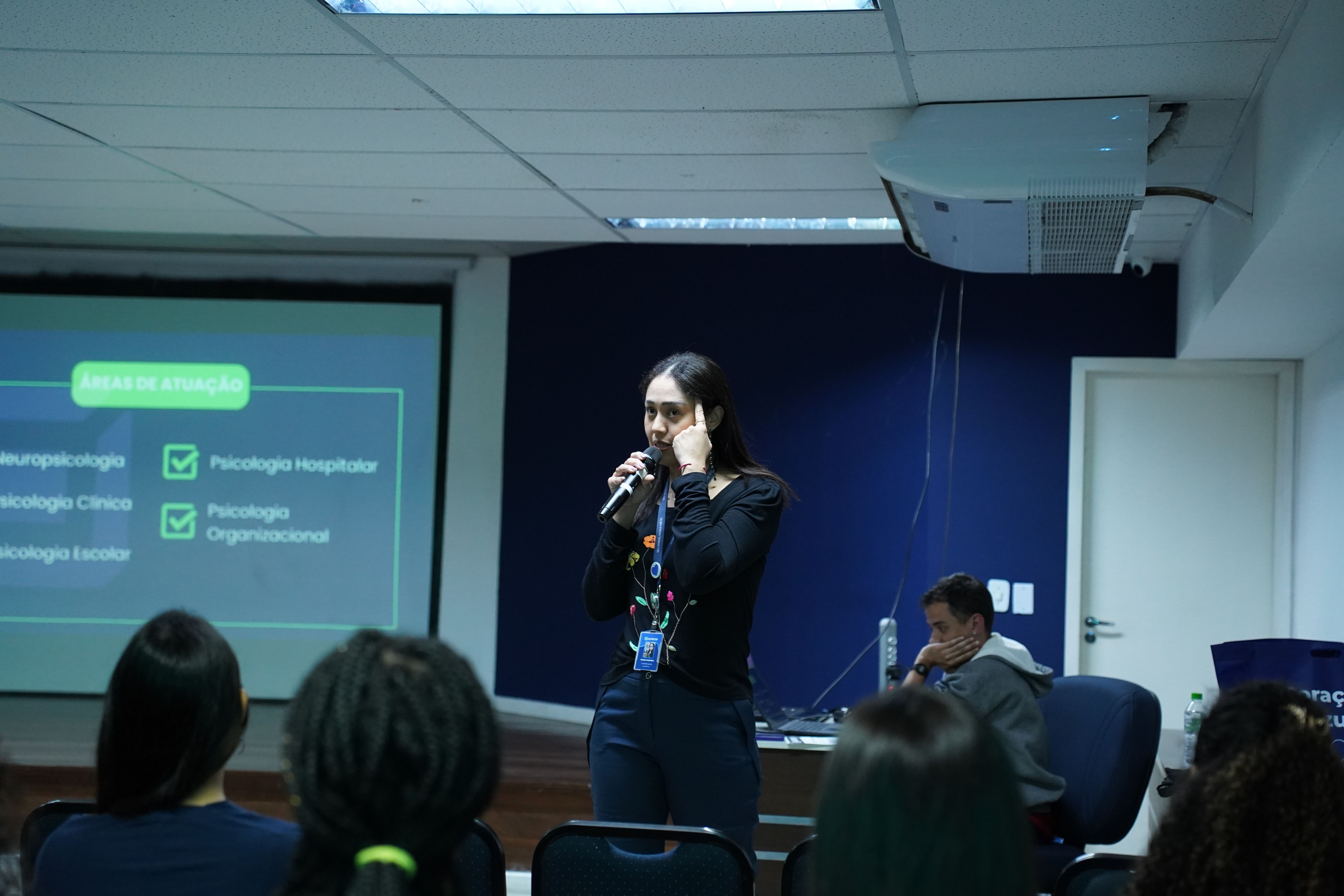 Coordenadora do curso de psicologia.jpg da UniFECAF palestrando